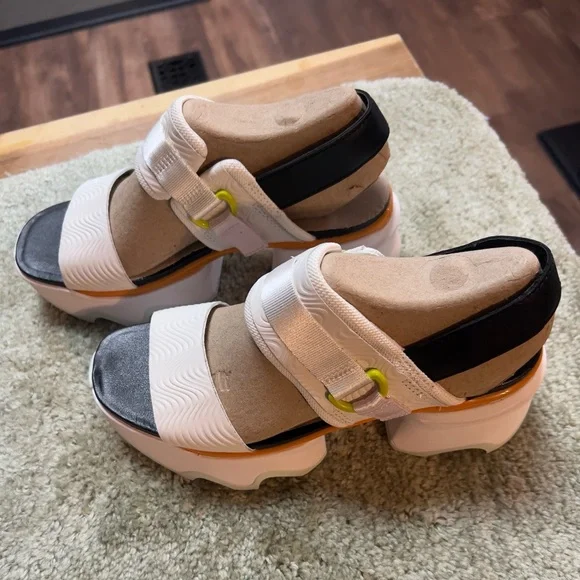 Women’s 7.5 kinetic impact sling back heel sandal sea salt/black sorel brand - Picture 2 of 4